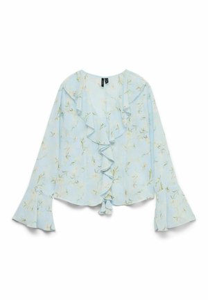 Lyseblå bluse lavet af flydende stof, med blomsterprint, flæset halsudskæring, lange klokkeærmer og en bindebånd foran.