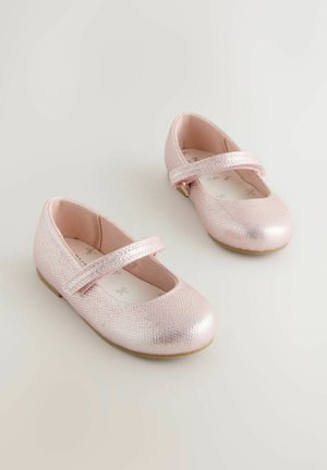 Růžové Mary Jane boty z umělé kůže s texturovaným povrchem, vybavené páskem přes kotník a zaoblenou špičkou. Plochá podrážka.