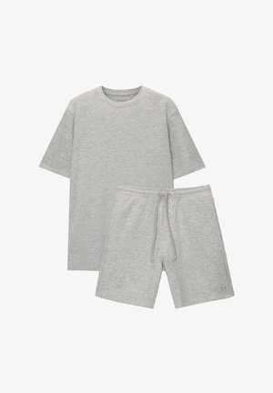 T-shirt in cotone grigio con collo rotondo e maniche corte abbinato a pantaloni corti grigi con vita elastica e stringa.