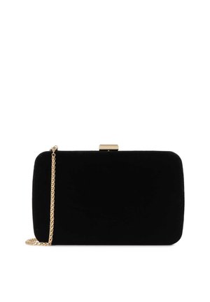 Clutch in velluto nero con forma rettangolare, tracolla in catena dorata e chiusura a morsetto metallico. Texture liscia con elementi di design minimalisti.