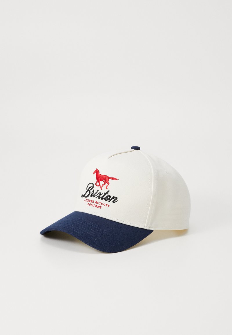 Căciulă de baseball albă cu vizor albastru închis, având un cal brodat roșu și textul "Brixton Leisure Activity Company" pe partea din față.