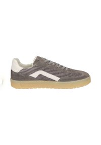 Sneakers en suédine grise avec des accents en cuir blanc, panneau latéral texturé, fermeture à lacets et semelle en caoutchouc gomme. Design classique, style bas.