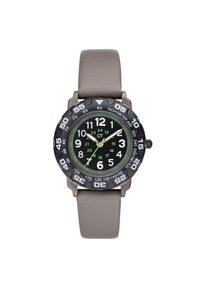 Analoge horloge met een zwarte wijzerplaat, Arabische cijfers, groene accenten en een tachymeter- bezel. Grijze leren band; roestvrijstalen kast.