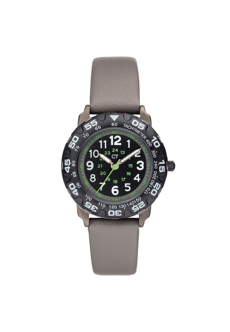 Analoge horloge met een zwarte wijzerplaat, Arabische cijfers, groene accenten en een tachymeter- bezel. Grijze leren band; roestvrijstalen kast.