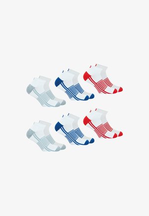 Ensemble de six chaussettes de cheville : trois blanches avec des rayures bleues, trois blanches avec des rayures rouges, avec des bords côtelés et des accents contrastants aux orteils.