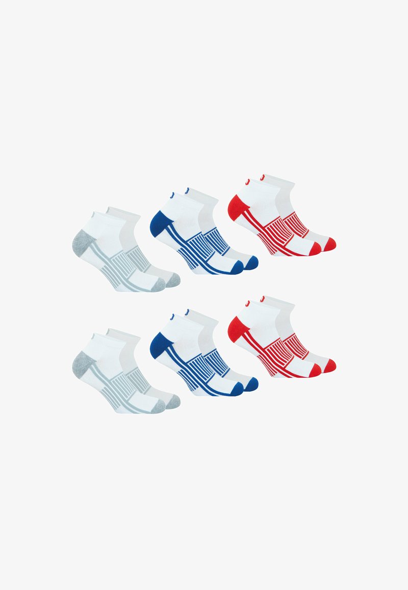 Ensemble de six chaussettes de cheville : trois blanches avec des rayures bleues, trois blanches avec des rayures rouges, avec des bords côtelés et des accents contrastants aux orteils.