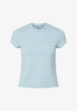 Lichtblauwe T-shirt met witte horizontale strepen, korte mouwen, ronde hals, zachte textuur en een ontspannen pasvorm.