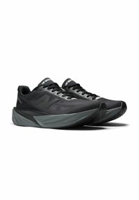 Schwarze Sportschuhe mit einem Mesh-Obermaterial, ausgestattet mit einem grauen Akzent an der Sohle und einer gebrandeten Zunge, entworfen für Leistung und Komfort.