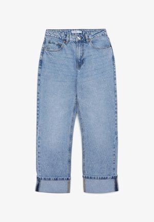 Jean en denim bleu clair avec un ourlet retourné, des poches avant, des passants de ceinture et une fermeture à bouton.