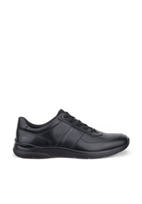 Zwarte leren vetersneaker met gestructureerde zool en gevoerde kraag, rechts in profiel afgebeeld tegen een witte achtergrond.