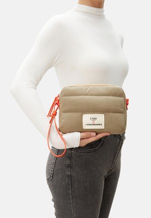 Les Visionnaires, Cross body bag - toast