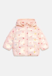 Lyse pink glinsende pufferjakke med hætte, frontlynlås og multikolor polka prikker i rød, gul og blå, vist fladt på hvid baggrund.