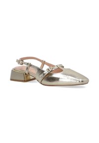 Metalické zlaté slingback boty s špičatou špičkou, detaily pásku a blokovým podpatkem. Mají hladký povrch a nastavitelnou sponu.