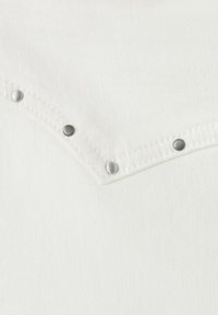 Biały materiał z przeszyciami w kształcie litery V, ozdobiony równomiernie rozmieszczonymi srebrnymi metalowymi ćwiekami wzdłuż szwu.