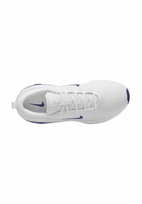 Zapatilla deportiva blanca con parte superior de malla, acentos morados, cordones planos y una suela texturizada. Presenta un logo de marca en el costado.