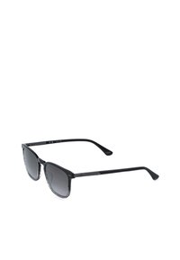 Lunettes de soleil rectangulaires à monture noire avec verres teintés foncés et branches fines sur fond blanc.
