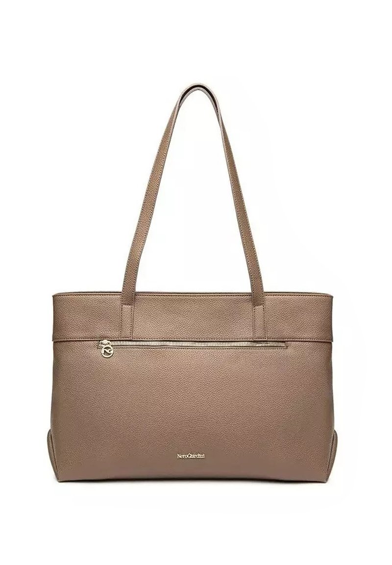 Borsa tote in pelle marrone con due manici, una tasca frontale con zip e un piccolo logo in basso. Texture liscia con design minimalista.