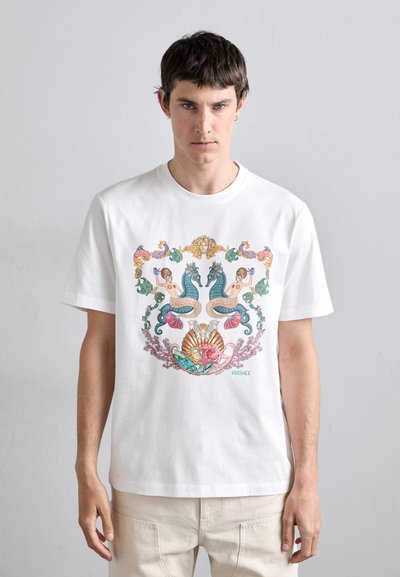 Witte katoenen T-shirt met een kleurrijk grafisch ontwerp van zeewezens en bloemen, ronde halslijn en korte mouwen. 'VERSACE' gedrukt aan de onderkant.