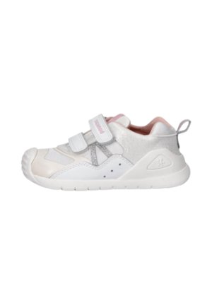 Scarpa da ginnastica bianca per bambini con interno rosa, due strisce in Velcro, suola strutturata e asola sul tallone, vista laterale.