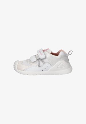 Scarpa da ginnastica bianca per bambini con interno rosa, due strisce in Velcro, suola strutturata e asola sul tallone, vista laterale.