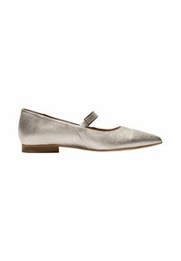 Zapato plano plateado con punta afilada y una pequeña correa en la parte superior. Fabricado en cuero metálico con una textura suave y tacón bajo.