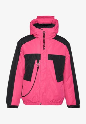 Roze en zwarte geïsoleerde jas met een rits aan de voorkant, hoge kraag, verstelbare zoom en twee voorzakken. Inclusief een decoratieve koorddetail.