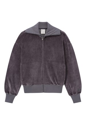 Pluche grijze jumper met rits en een hoge kraag, drop shoulders, ribgebreide boorden en zoom; heeft een logosticker op de mouw.