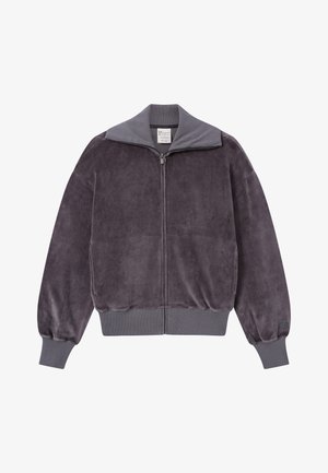 Pluche grijze jumper met rits en een hoge kraag, drop shoulders, ribgebreide boorden en zoom; heeft een logosticker op de mouw.