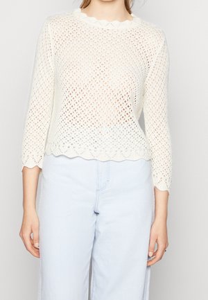 Un pull en maille blanche avec un décolleté festonné et des manches trois-quarts, doté d'un motif en tissage ouvert et d'une coupe courte.