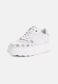 Sneaker platform bianchi in pelle, con motivo texturizzato e dettagli in hardware argentato. Punta rotonda e design con lacci.