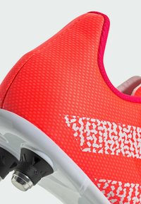 Punttas punttapölyken punttalta päällirakenteelta, jossa on valkoisia yksityiskohtia ja eloisa pohja. Piikki-tyyppiset hardware näkyy alaosassa.