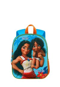 Rugzak met personages met donker haar, kleurrijke outfits, blauwe achtergrond, oranje accenten en de tekst "GROTE ZUS" en "KLEINE ZUS."