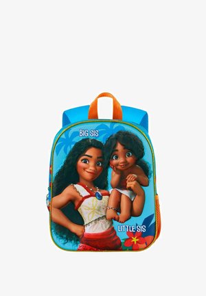 Sac à dos mettant en scène des personnages aux cheveux foncés, vêtus d'outfits colorés, sur un fond bleu avec des accents orange, et le texte "GRANDE SOEUR" et "PETITE SOEUR".