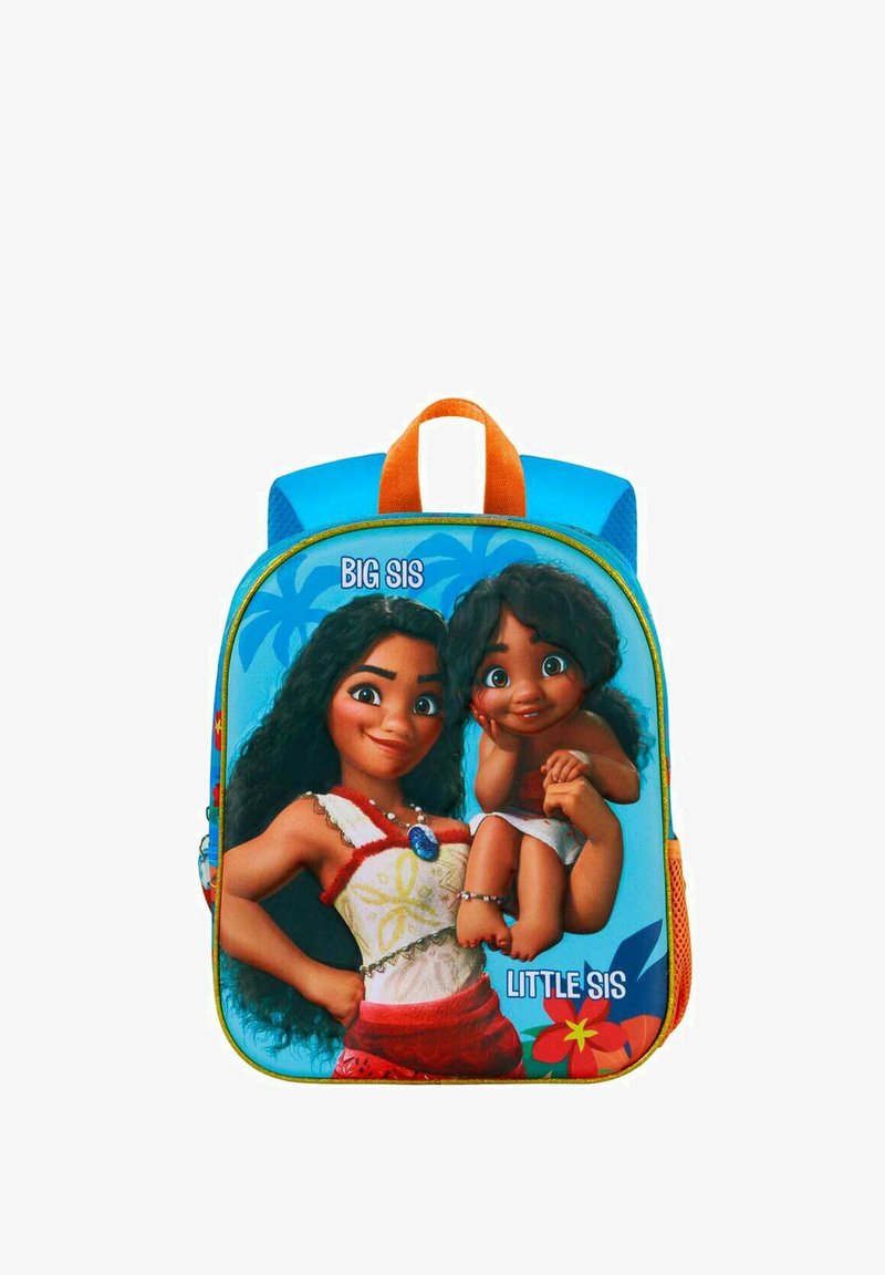 Rugzak met personages met donker haar, kleurrijke outfits, blauwe achtergrond, oranje accenten en de tekst "GROTE ZUS" en "KLEINE ZUS."