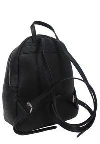 Zaino in pelle nera con una texture a granuli, dotato di due spallacci regolabili, una maniglia superiore e una tasca laterale con zip.