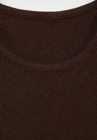 Tissu tricoté marron avec un col rond. La texture semble lisse avec une couture serrée, présentant un motif uniforme à travers tout le tissu.