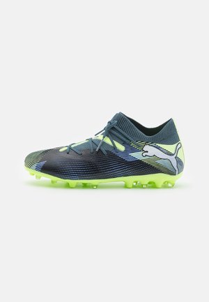 Puma FUTURE 7 MATCH MG JR UNISEX - Botines de fútbol para terreno firme - gray skies/white/fizzy apple