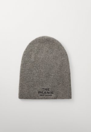 Grijze geribbelde gebreide muts met de tekst "THE BEANIE" en "MARC JACOBS" geborduurd aan de voorkant. Zachte stof met een aansluitend design.