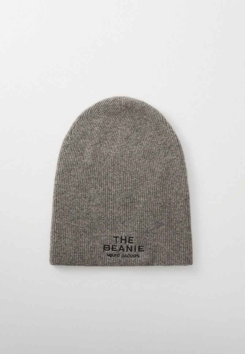 Beanie a coste grigia con il testo "THE BEANIE" e "MARC JACOBS" ricamato nella parte anteriore. Texture morbida con un design aderente.
