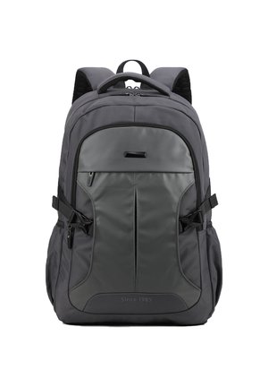Zaino grigio con tessuto testurizzato, multiple tasche, spallacci regolabili e una tasca frontale con zip e logo in evidenza.