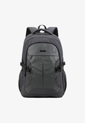 Grijze rugzak met gestructureerde stof, meerdere vakken, verstelbare banden en een voorvak met rits met een logo-accent.