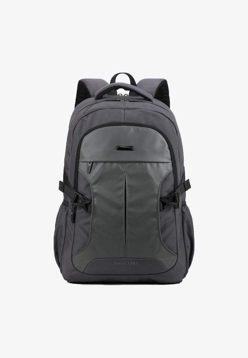 Zaino grigio con tessuto testurizzato, multiple tasche, spallacci regolabili e una tasca frontale con zip e logo in evidenza.