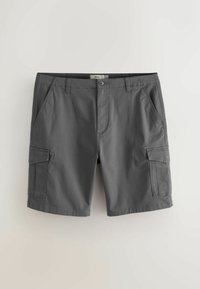 Shorts cargo gris foncé avec bouton à l'avant, passants pour ceinture, poches latérales et poches à rabat sur chaque cuisse, sur fond uni.