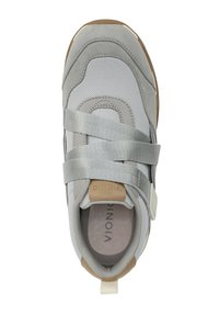 Scarpa sportiva grigia con un mix di materiali in rete e camoscio, caratterizzata da cinturini in velcro argentati e un accento beige sul tallone. Design con punta arrotondata.