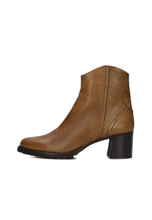 Bottines en cuir marron avec un bout légèrement pointu, un talon bloc de hauteur intermédiaire et des détails de couture subtils sur le côté.