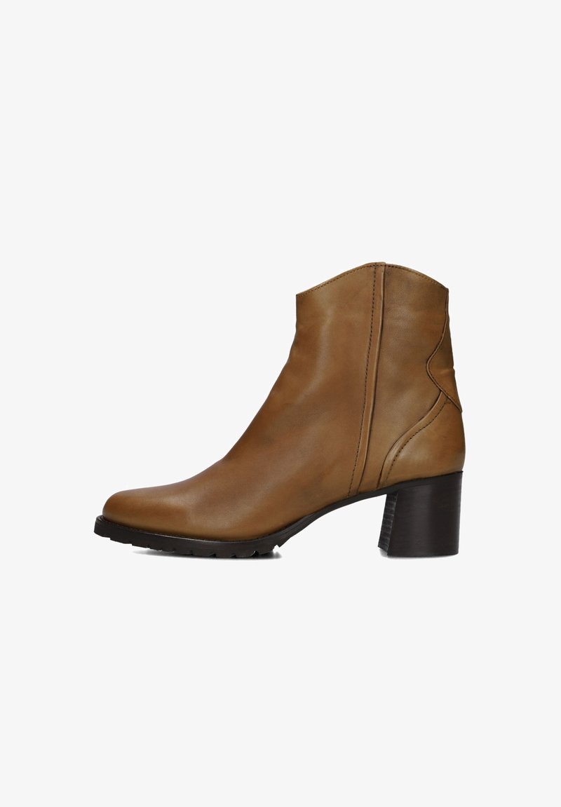 Bruin leren enkelboot met een iets puntige neus, een middelhoog blokhak en subtiele gestikte details aan de zijkant.