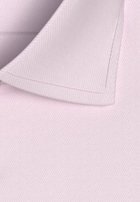 Tessuto rosa chiaro con un sottile motivo a spina di pesce, caratterizzato da un colletto appuntito e dettagli di cucitura raffinati. Texture morbida.