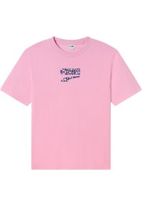 Camiseta de algodón rosa con un logo de patrón floral azul y texto. Diseño clásico de cuello redondo y mangas cortas.