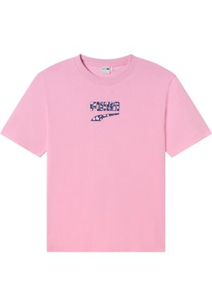 Camiseta de algodón rosa con un logo de patrón floral azul y texto. Diseño clásico de cuello redondo y mangas cortas.