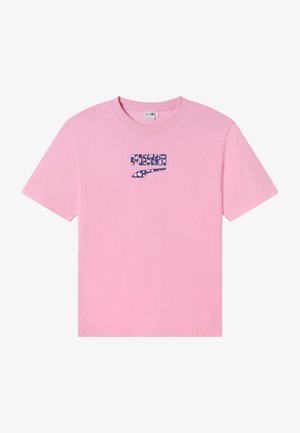 Camiseta de algodón rosa con un logo de patrón floral azul y texto. Diseño clásico de cuello redondo y mangas cortas.